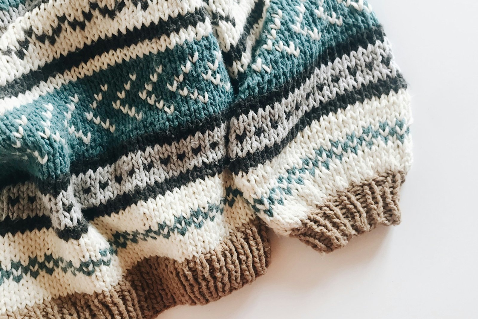 Wollpullover liegt zum Trocknen